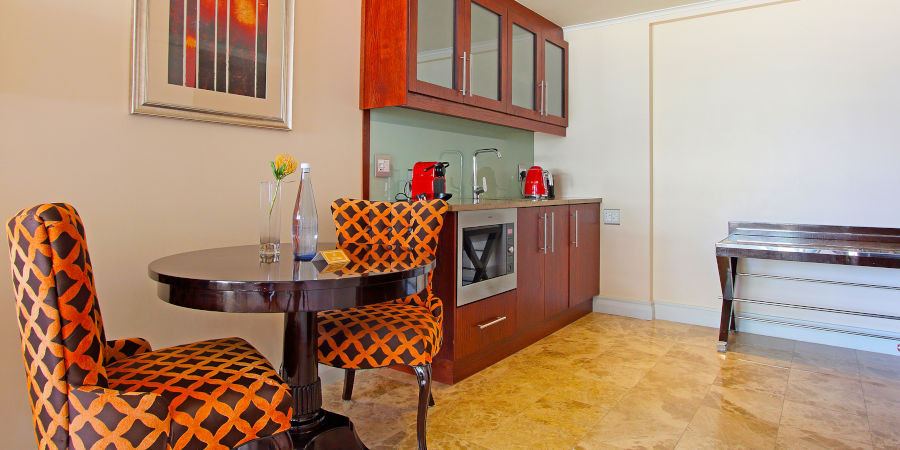 Residence 805 kitchen and dining room